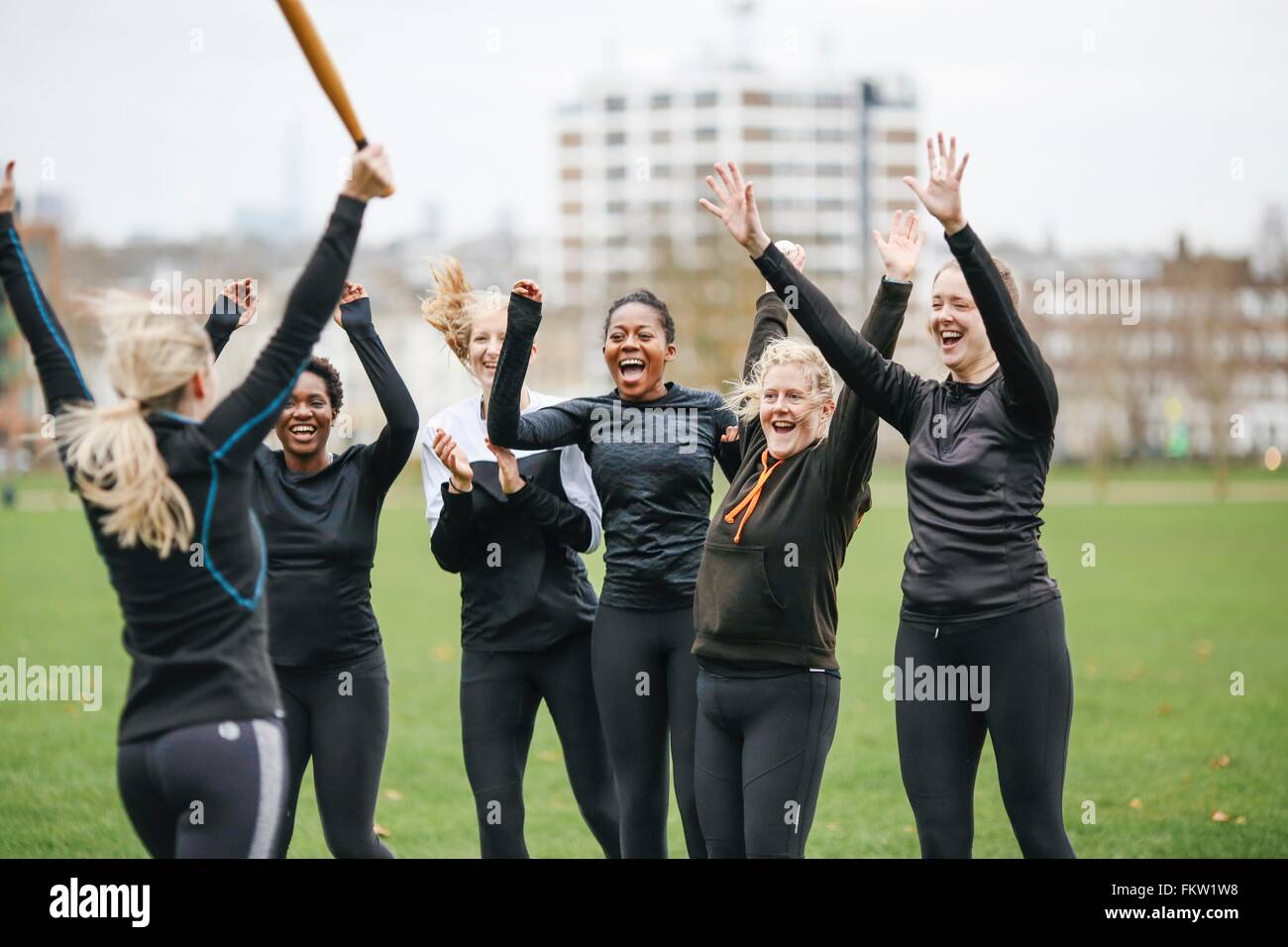 Weibliche Rounders Team feiert bei Rounders match Stockfoto