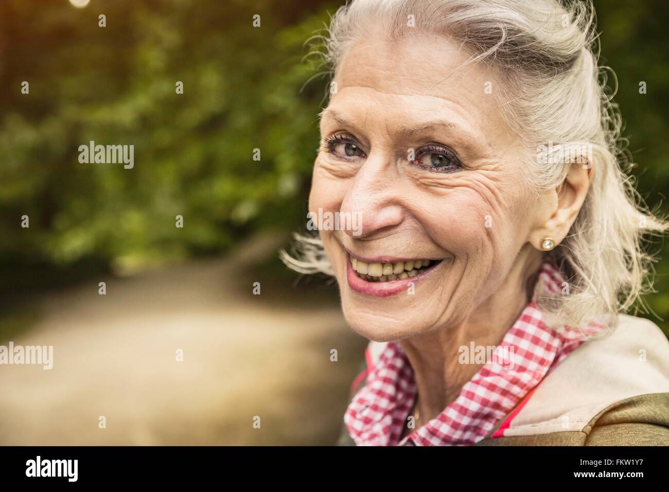Nahaufnahme Portrait glücklich senior Frau mit grauen Haaren Stockfoto