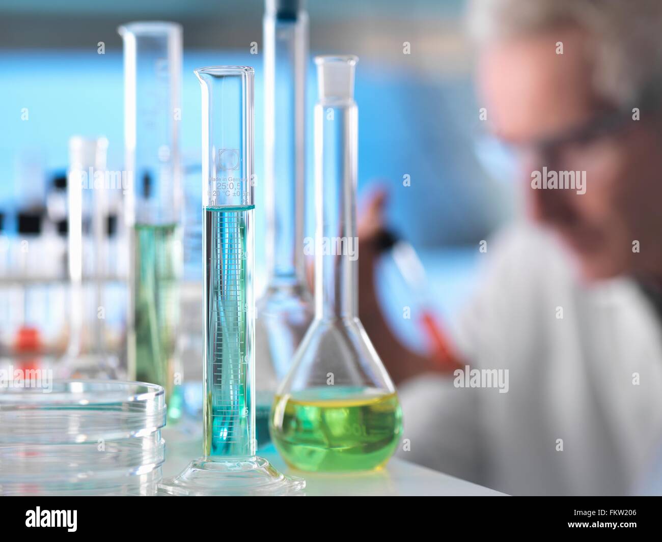 Wissenschaftler, die Vorbereitung chemischen Experiments im Labor Stockfoto
