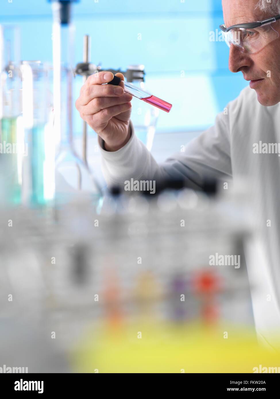 Wissenschaftler, die Vorbereitung chemischen Experiments im Labor Stockfoto