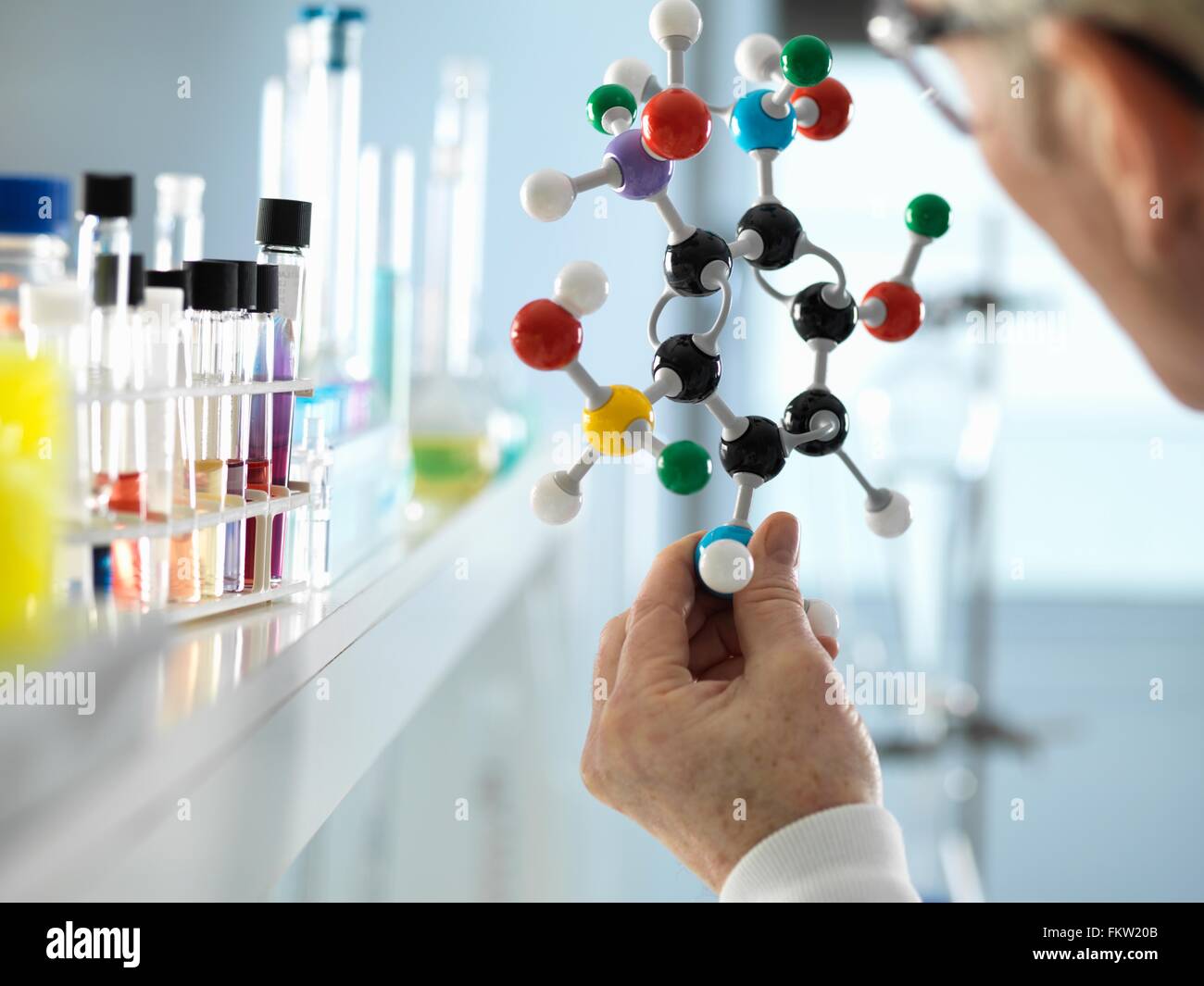 Wissenschaftler halten Molekülmodell im Labor Stockfoto