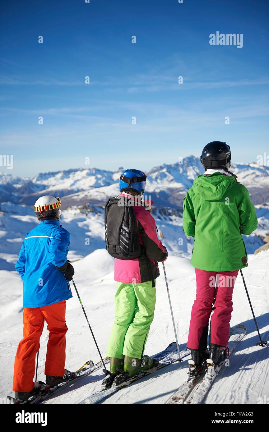 Junge Skifahrer auf Skiausflug, Les Arcs, Villaroger, Savoie, Frankreich Stockfoto