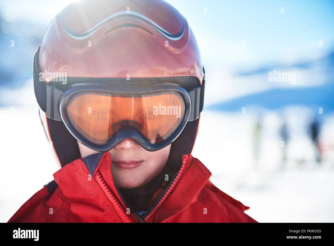 Junge auf Skiurlaub Stockfoto