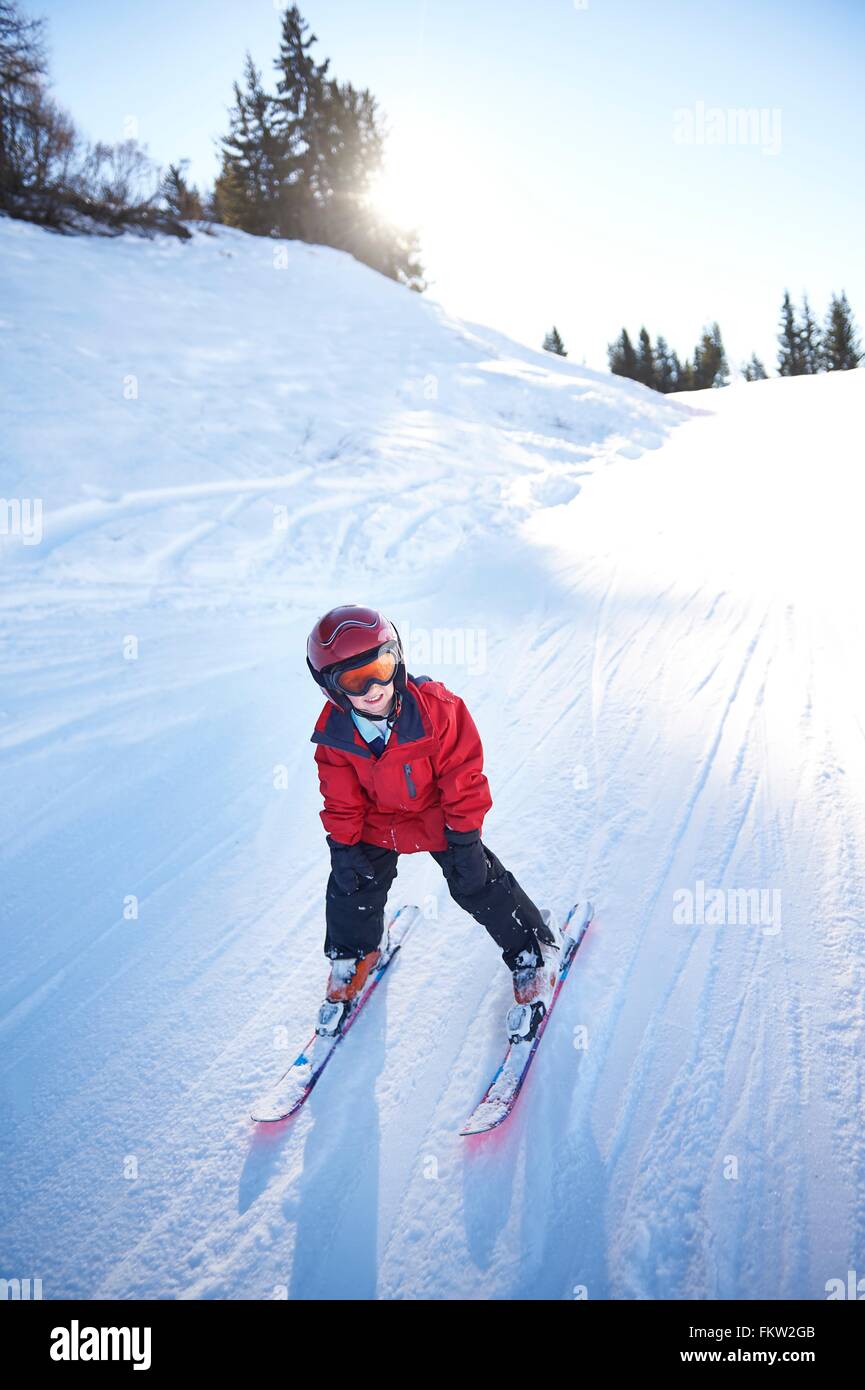 Junge Skifahrer bergab Stockfoto