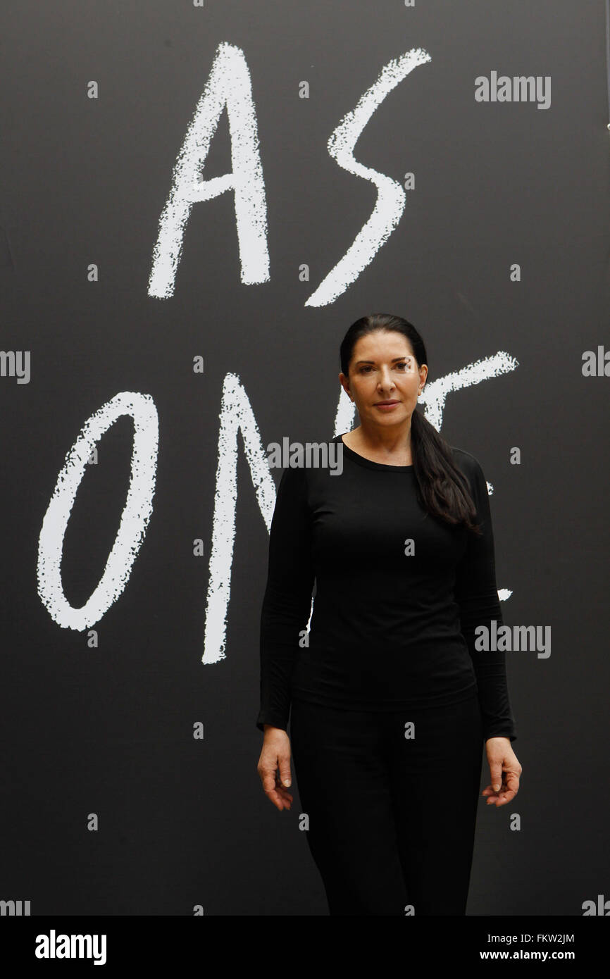 Athen, Griechenland. 10. März 2016. MARINA ABRAMOVIC präsentiert '' As One'' in Athen. Eine wichtige Zusammenarbeit zwischen NEON und MAI (Marina Abramovic Institut) statt in Athen März dieses Jahres. Die sechs-Wochen-Programm umfasst ein partizipative Projekt für die Öffentlichkeit auf Basis der Abramovic-Methode in Verbindung mit einer parallelen Programm von Leistung und immaterielle Kunst namens NEON-MAI Lab. Die Abramovic-Methode ist eine Reihe von Übungen, die der Künstler im Laufe von 40 Jahren zu erforschen und die Grenzen von Körper und Geist. Bildnachweis: ZUMA Press, Inc./Alamy Live-Nachrichten Stockfoto