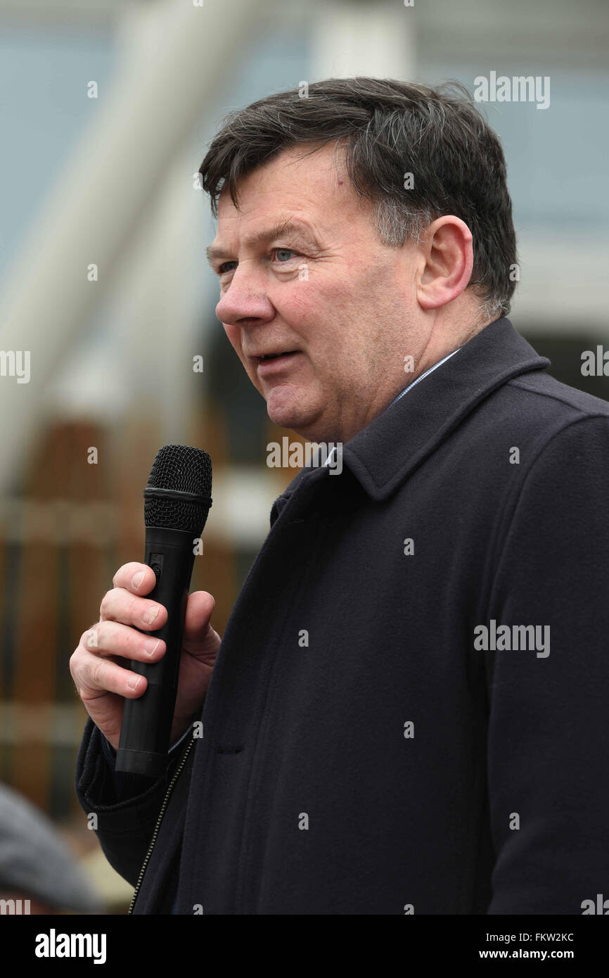 Edinburgh, Schottland. 10. März 2016. Allan Bowie, Präsident der National Farmers Union Scotland, führt den Protest außerhalb des schottischen Parlaments über Verzögerungen bei der Subvention Betriebsprämien, Credit: Ken Jack / Alamy Live News Stockfoto