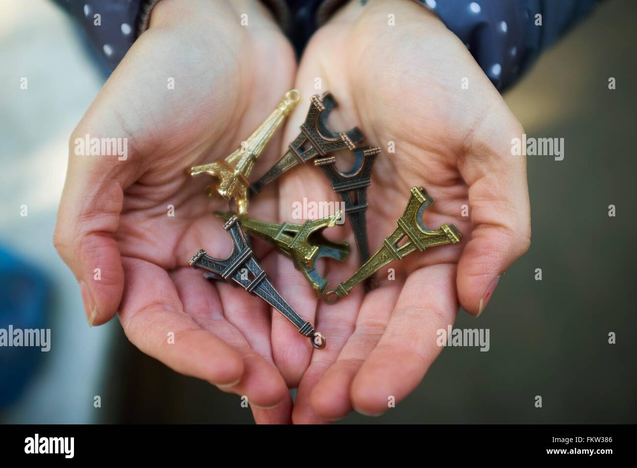 Junge Frau hält Eiffelturm Souvenirs in der hand, Nahaufnahme Stockfoto