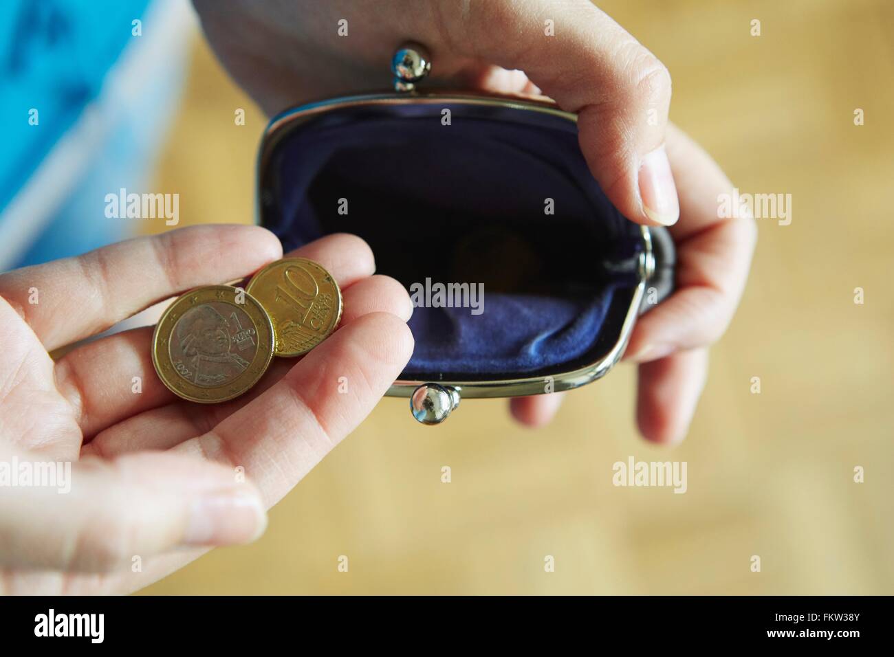 Junge Frau mit Münzen aus Geldbörse, Nahaufnahme Stockfoto