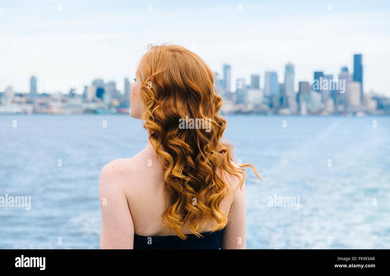 Rückansicht des Frau mit Blick vom Passagier-Fähre am Puget Sound, Seattle, USA Stockfoto