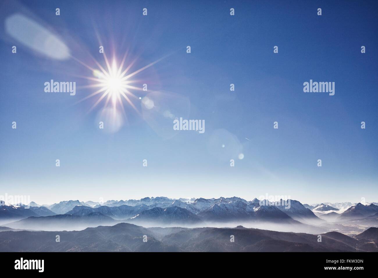 Erhöhten Blick auf nebligen Bergen, Bayern, Deutschland Stockfoto