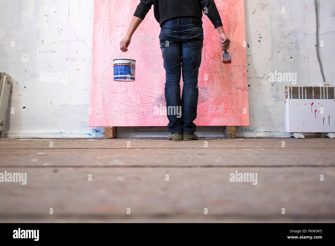 Oberflächenansicht von männlichen Künstler vor der Leinwand steht Stockfoto