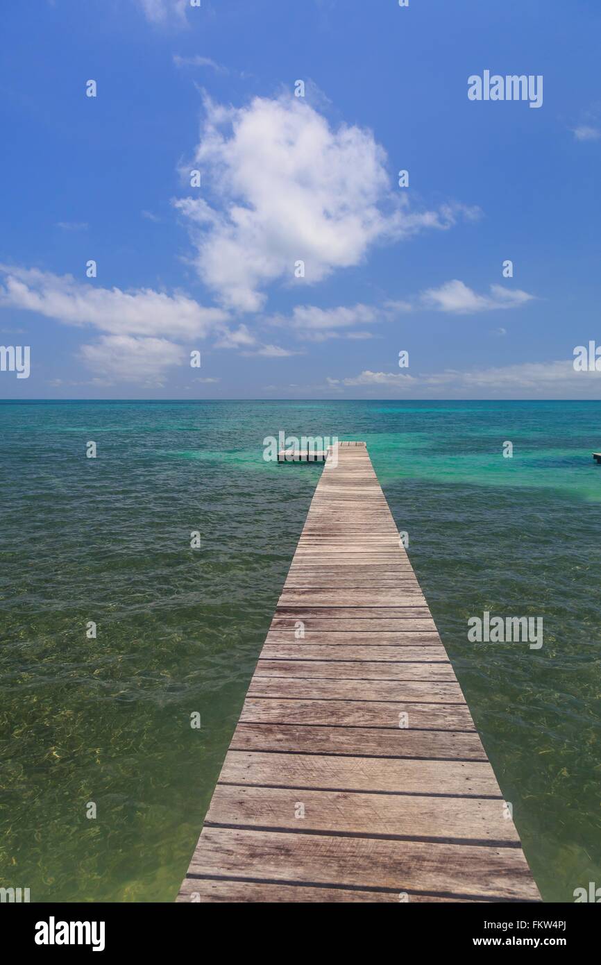 Meeresblick und hölzernen Pier, St. Georges Caye, Belize, Mittelamerika Stockfoto