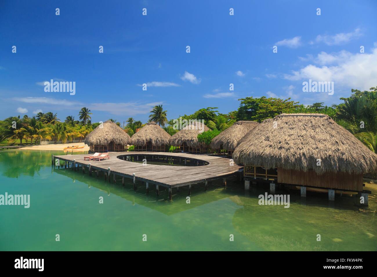 Gestelzt Wasser Chalets und Promenade, St. Georges Caye, Belize, Mittelamerika Stockfoto
