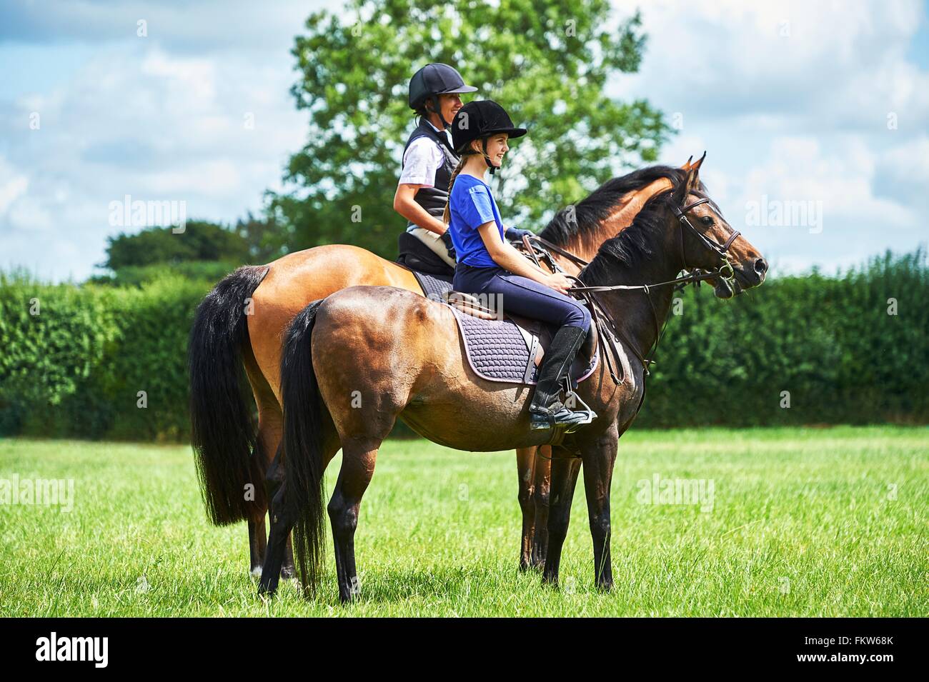 Seitenansicht des Reife Frau und Mädchen reiten, wegschauen Stockfoto