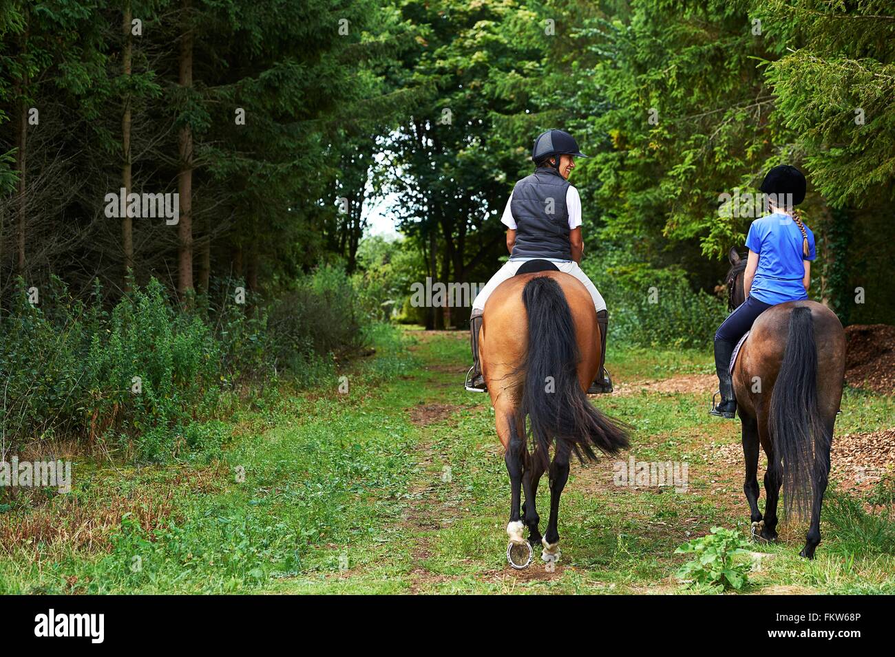 Rückansicht des Reife Frau und Mädchen reiten Stockfoto