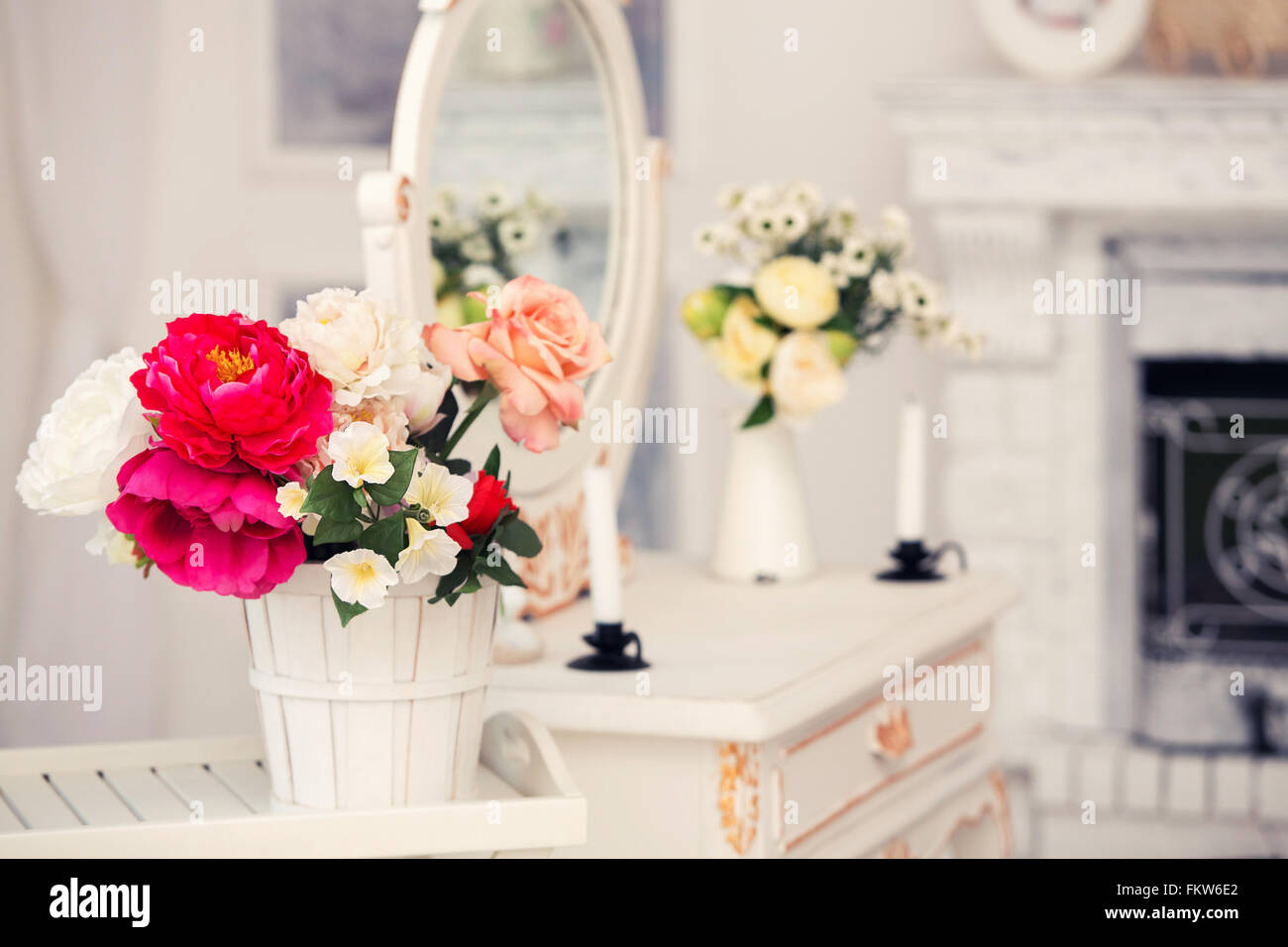 alte Frisierkommode mit Blumen geschmückt und Stuhl Stockfotografie - Alamy