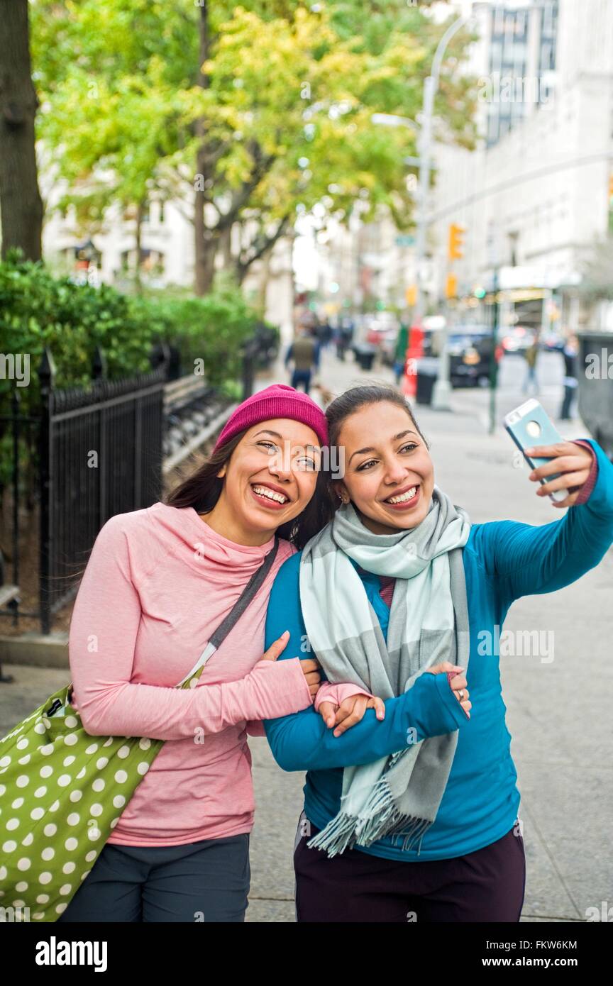 Zwillinge zu Fuß und nehmen Selfie mit Smartphone im park Stockfoto