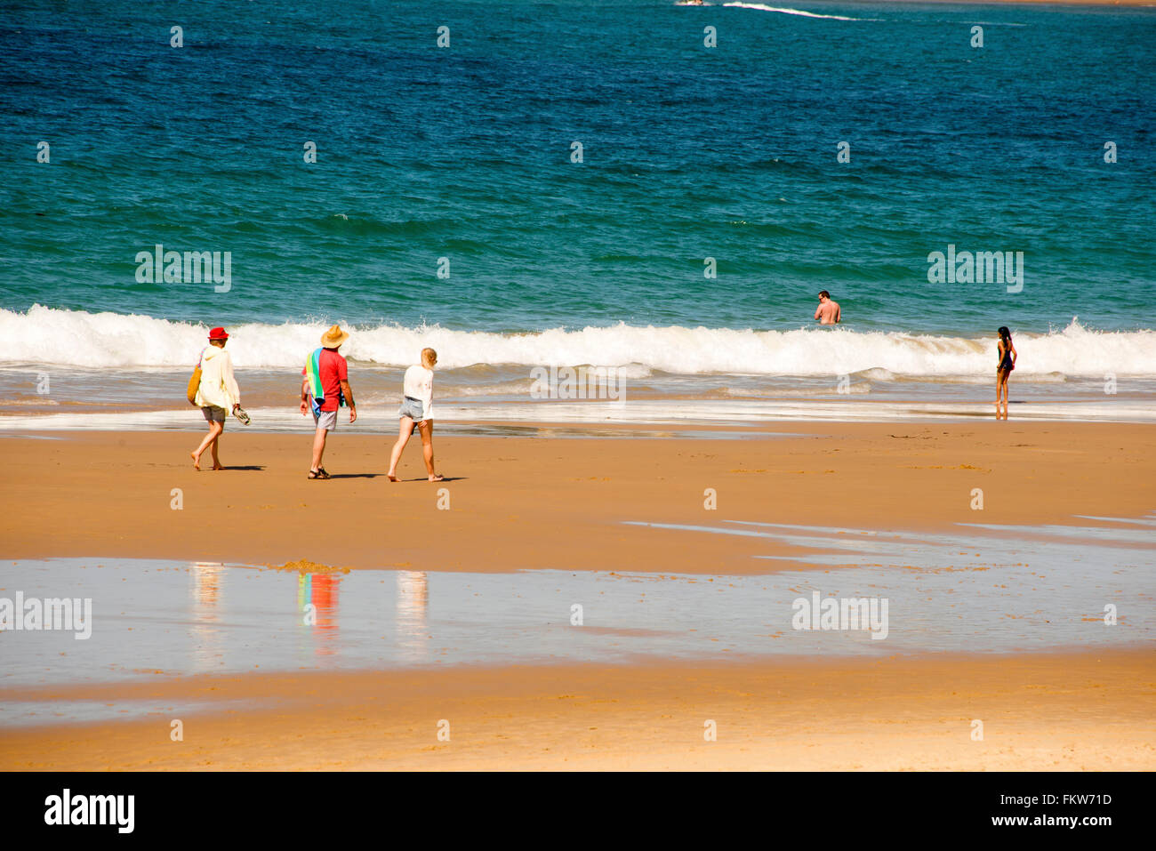 Machen Sie einen Spaziergang am Mooloolaba Strand mit Blick auf den Pazifik in Mooloolaba an der Sunshine Coast in Queensland, Australien. Stockfoto