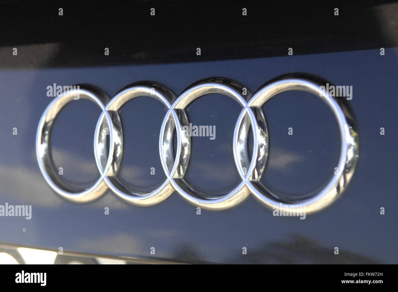 Eine Nahaufnahme von einem Audi-Abzeichen auf der Rückseite des Fahrzeugs, deutschen Automobilhersteller Stockfoto