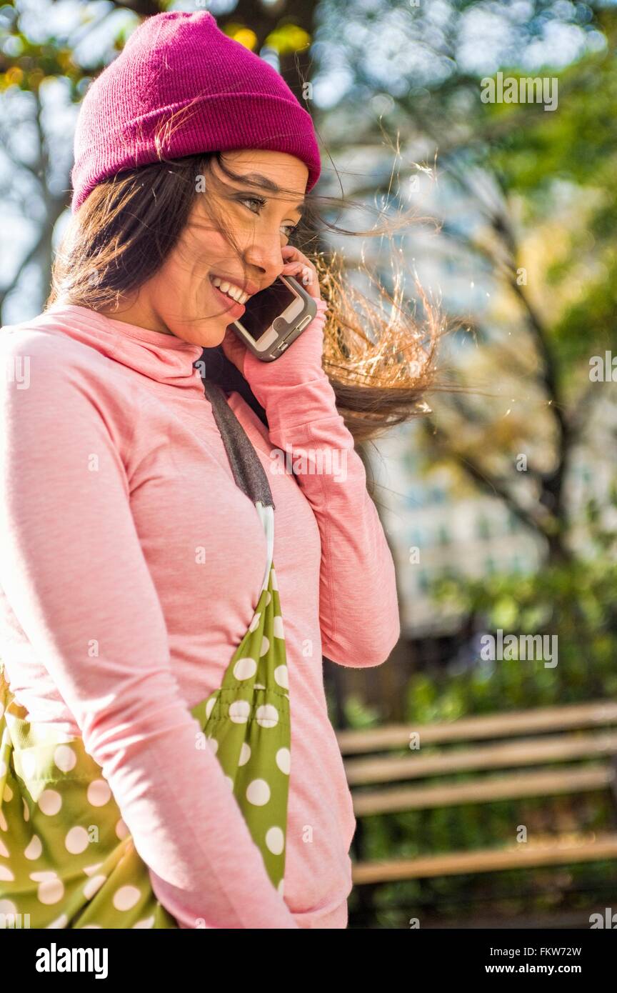 Junge Frau mit Smartphone im park Stockfoto