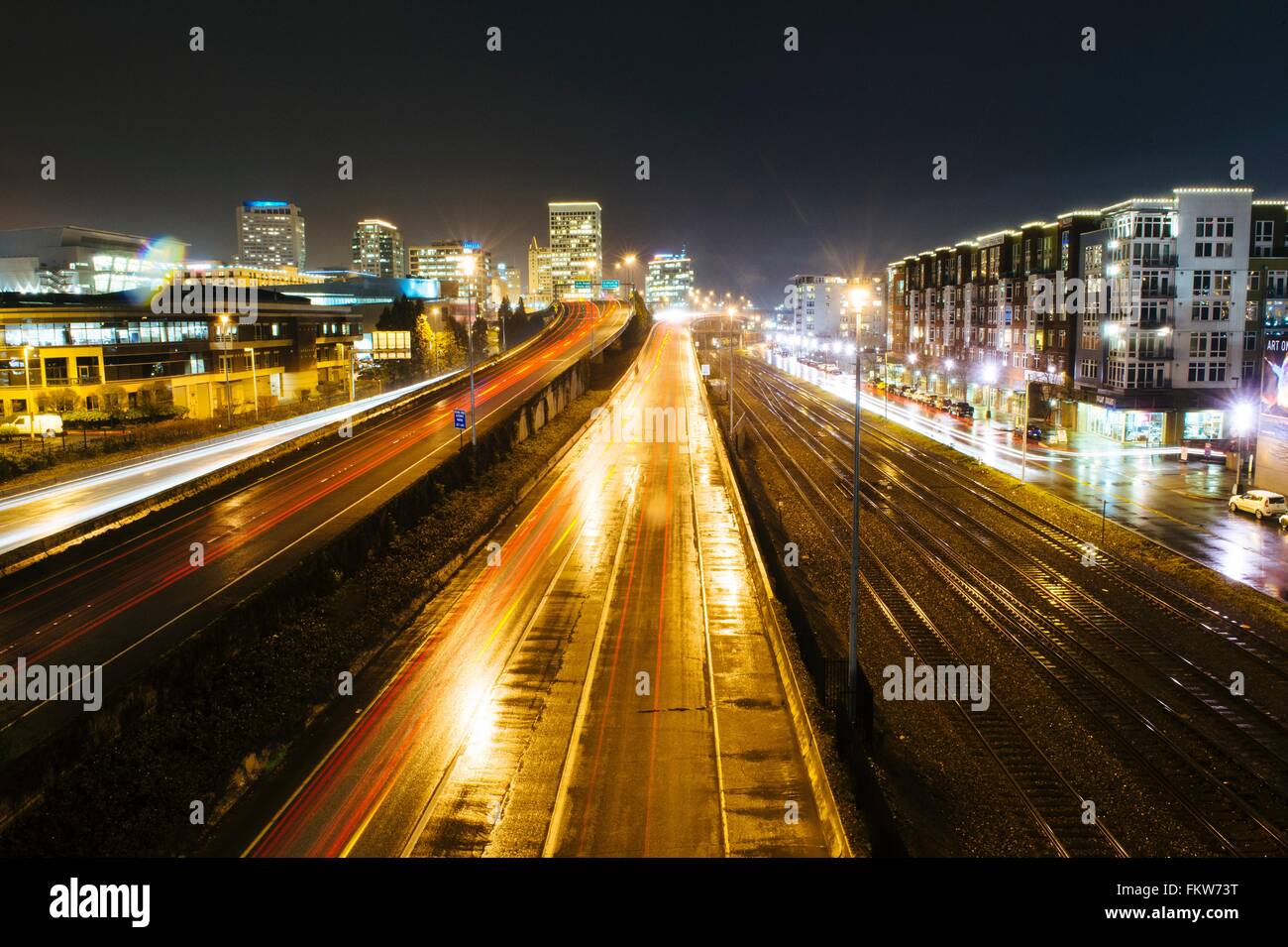 Stadtbild mit Überführung neben Gleis in der Nacht, Tacoma, Washington, USA Stockfoto