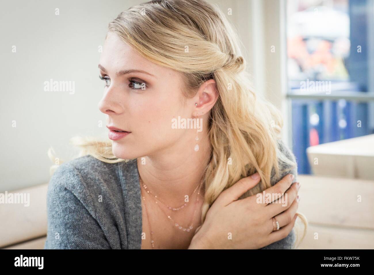 Porträt der jungen Frau hand auf Schulter wegschauen Stockfoto