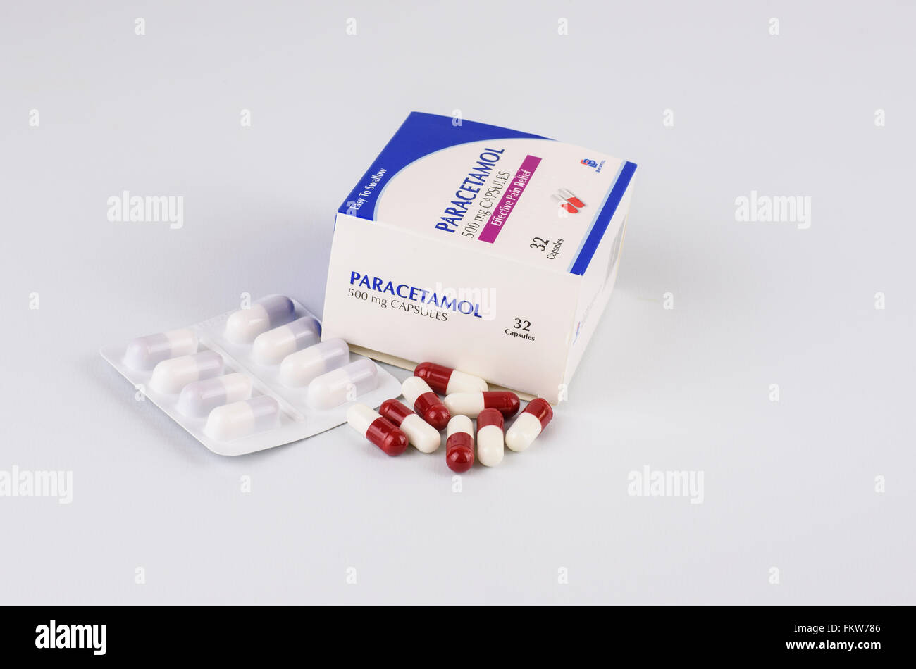 Paket von 500mg Paracetamol-Kapseln vor einem weißen Hintergrund Stockfoto