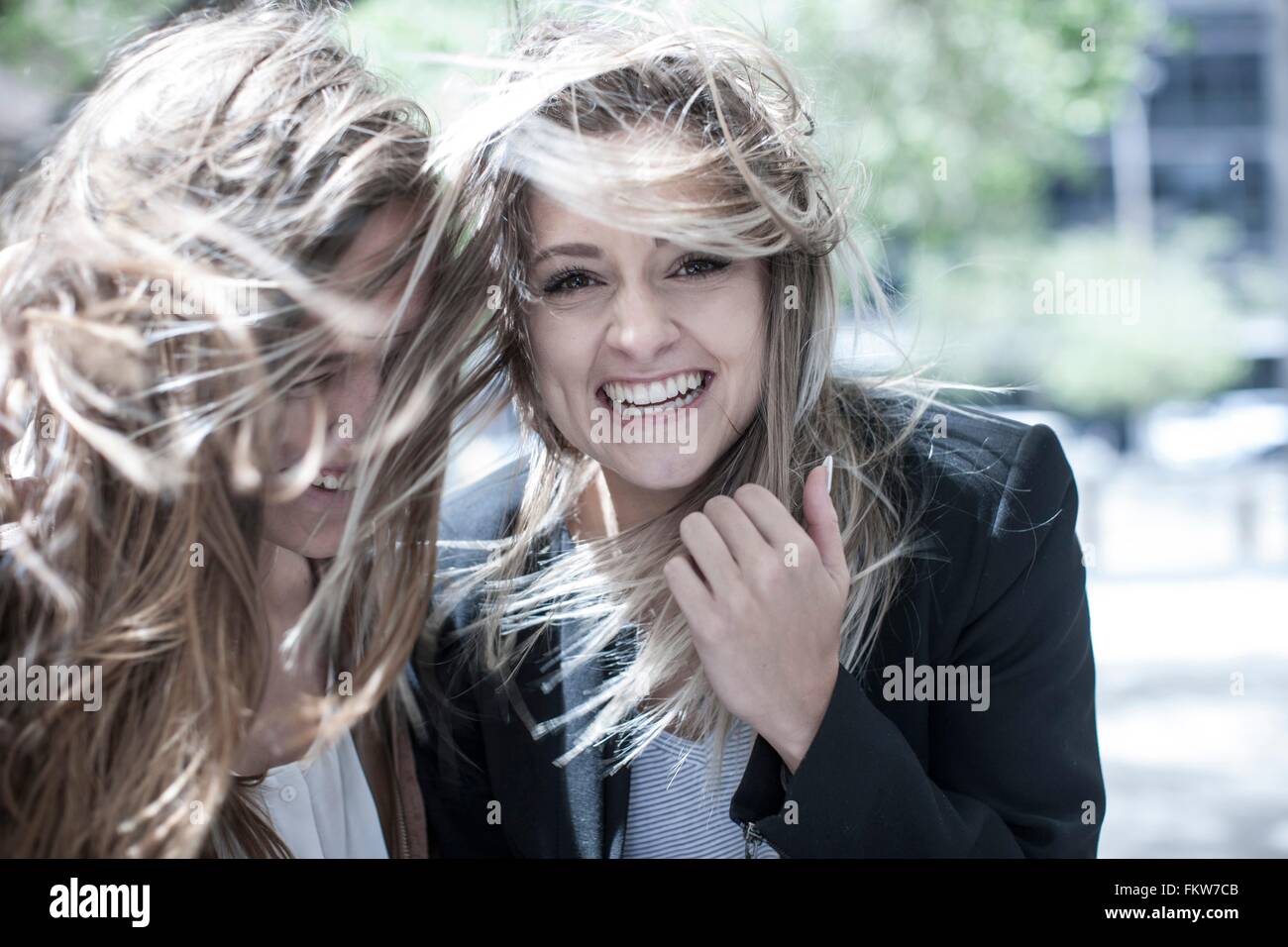 Porträt der jungen Frau und Teenager-Mädchen mit Überseerennen Haar in Stadt Stockfoto