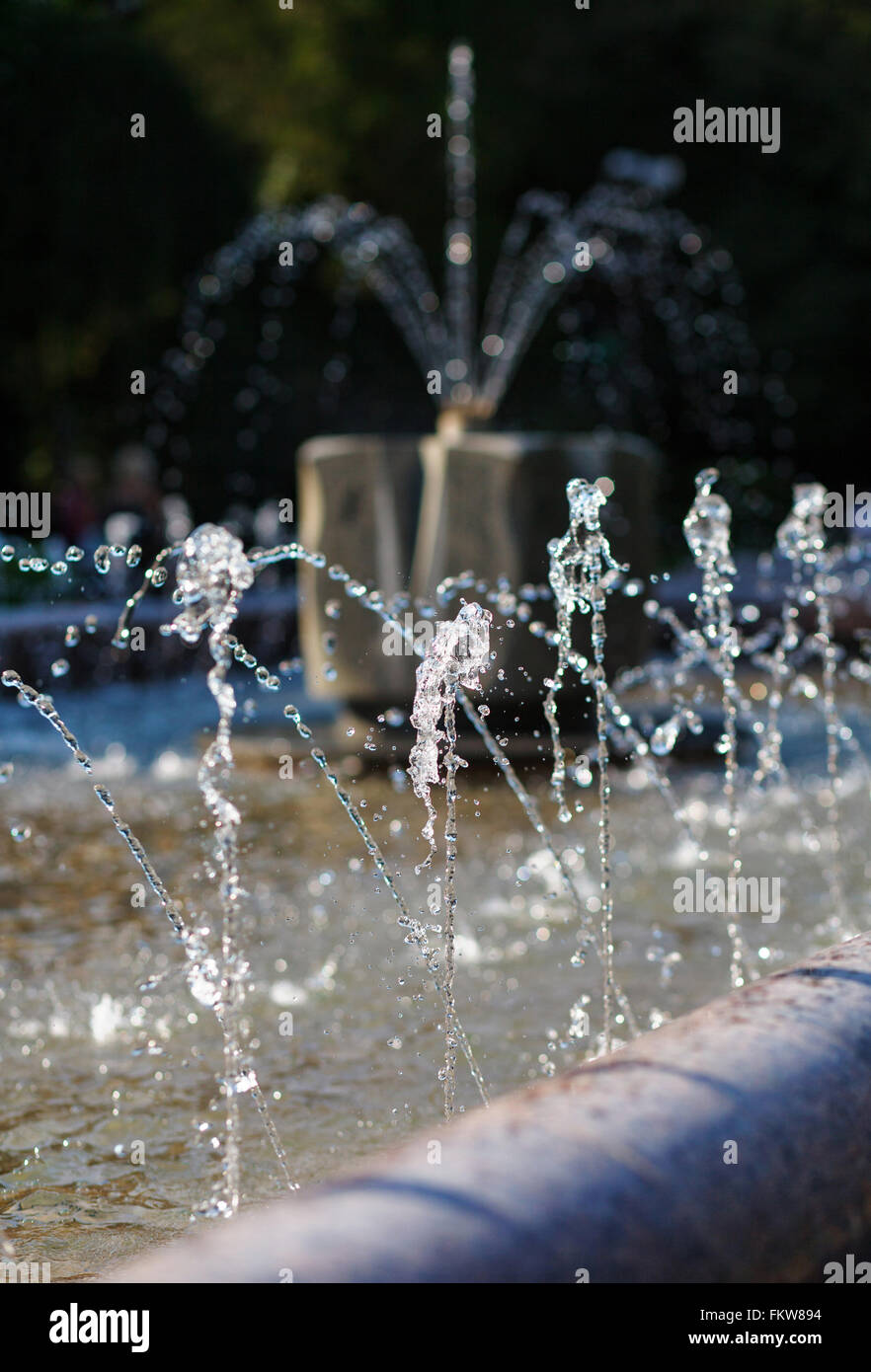 Wasserstrom auf Boden spritzt Stockfoto