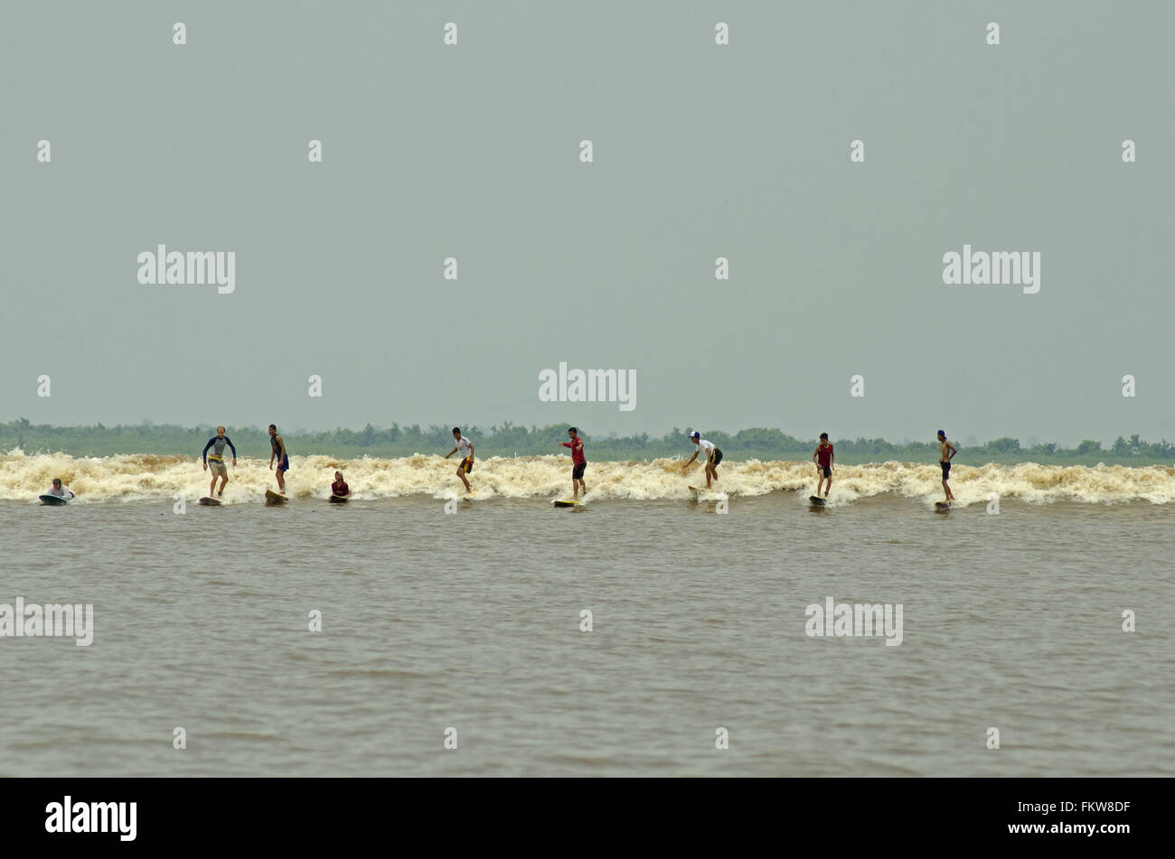 Kampar, Indonesien. 10. März 2016. 10. März: Eine Surfer Reiten Oseka Bono trug bei Kampar River am 10. März 2011 in Teluk Meranti, der Provinz Riau, Indonesien. Die Flutwelle Bono tritt im Laufe des Jahres an bestimmten Tagen um den Vollmond und Neumond, aber während der Regenzeit aufgrund der höheren Menge an Wasser die Wellen stärker und größer sind. Surfer Reisen von überall zu reiten die Wellen der Kampar Fluss werden kann wachsen so hoch wie 10 Fuß erstreckt sich über mehr als 50km zu Zeiten. © Sijori Bilder/ZUMA Draht/Alamy Live-Nachrichten Stockfoto