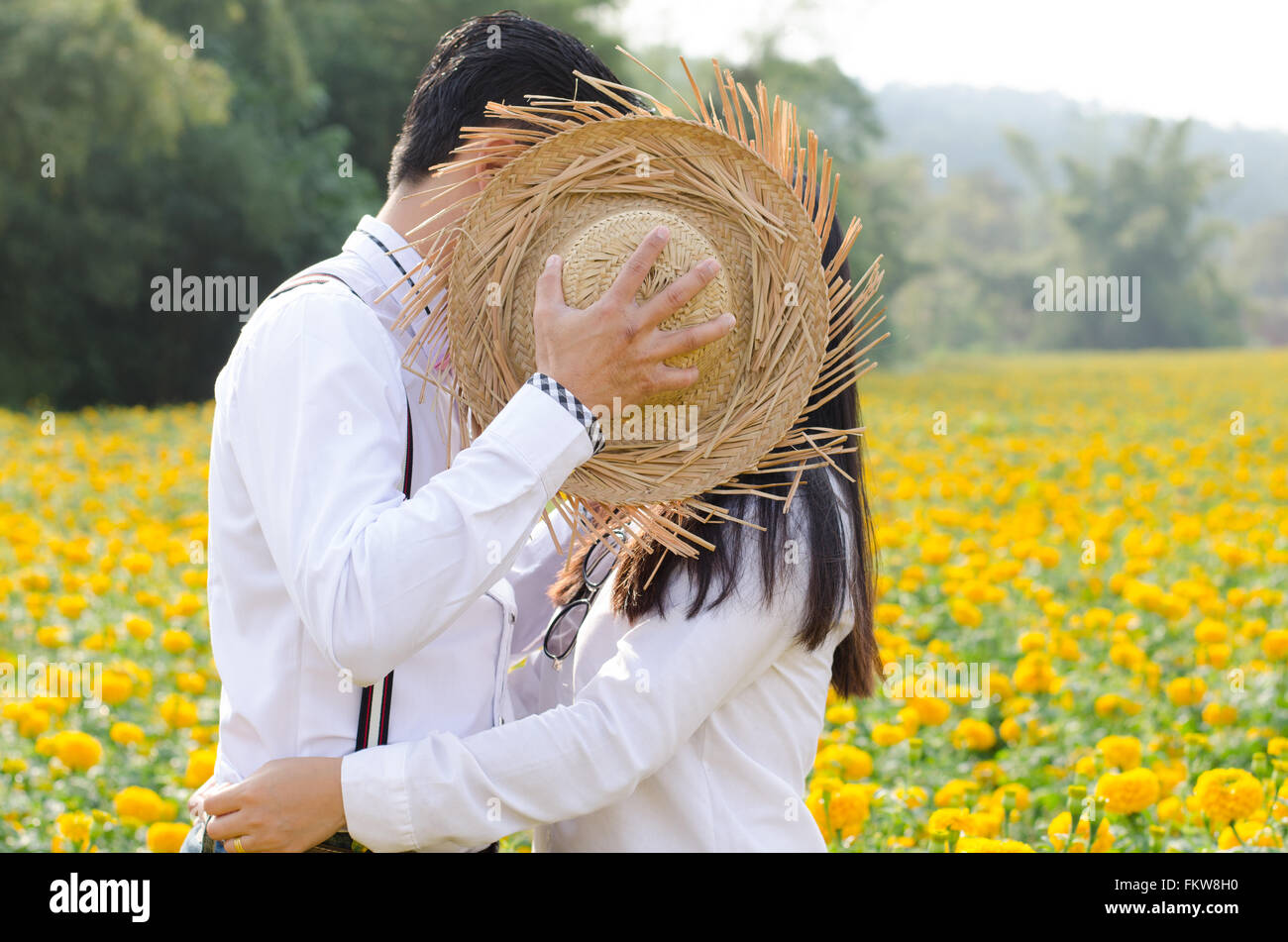 paar küssen und umarmen in Ringelblume Feld Stockfoto