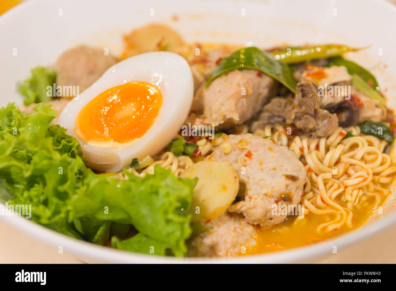 Thai Nudelsuppe in eine Schüssel Geschmack scharfe Nudelsuppe und gekochtes Ei Stockfoto