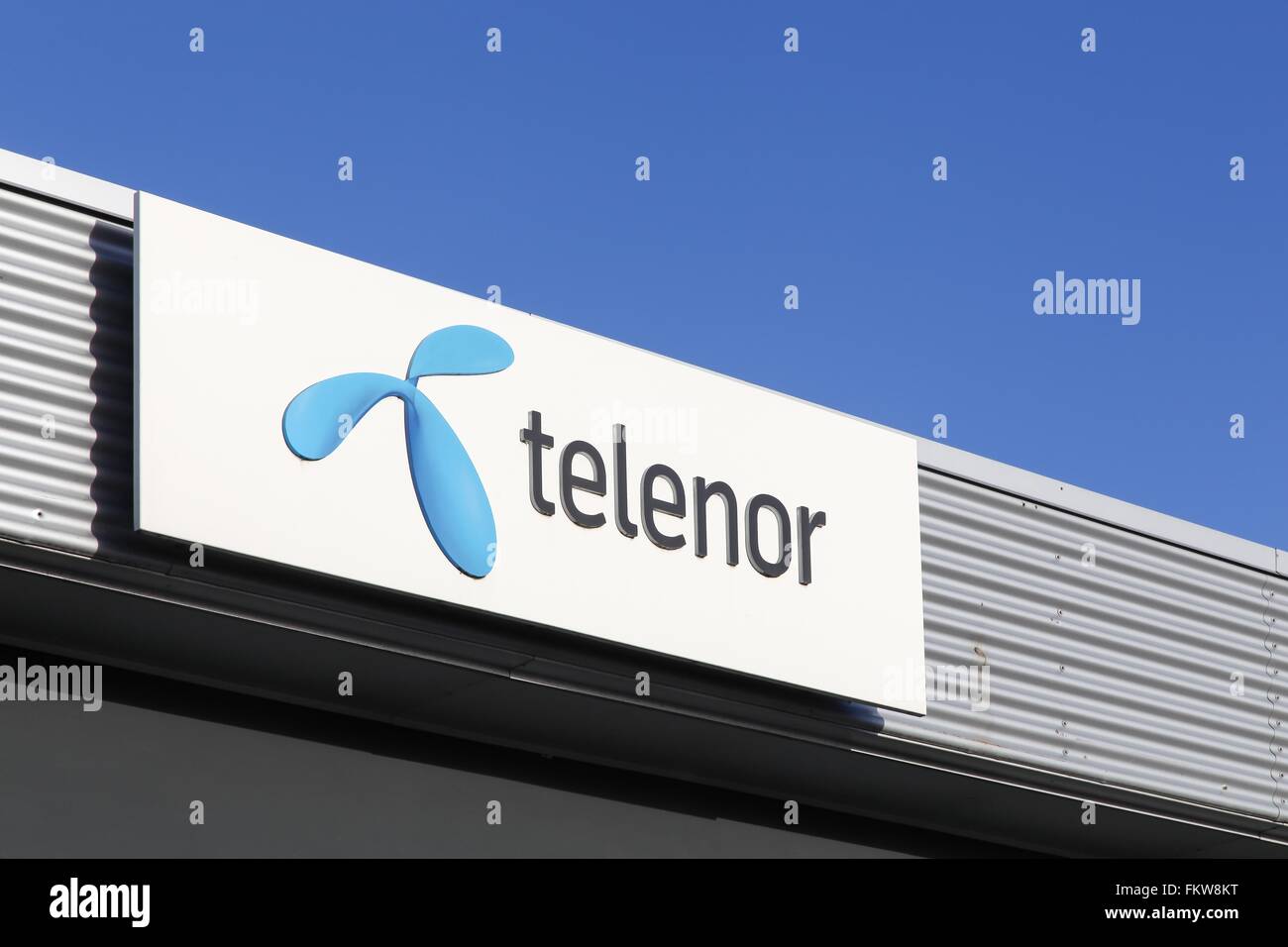 Telenor-Logo auf der Fassade Stockfoto
