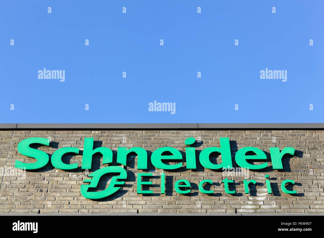 Schneider Electric-Logo auf der Fassade Stockfoto