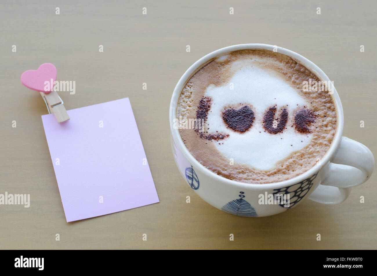 heißen Kaffee mit Schaum Milch Kunst Liebe Muster Stockfoto