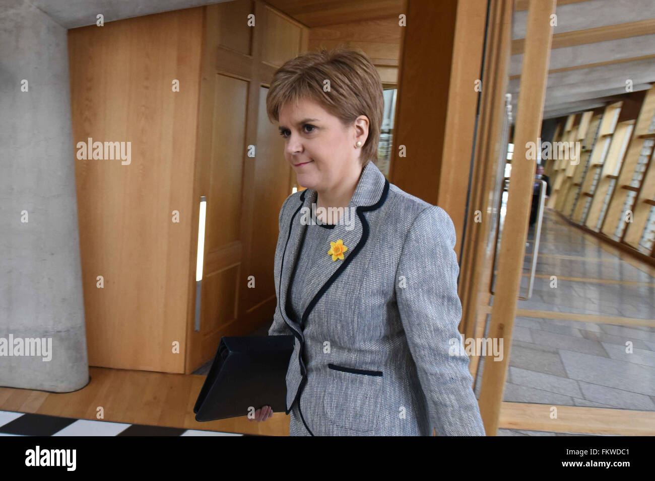 Edinburgh, Schottland, Vereinigtes Königreich, 10, März 2016. Nicola Sturgeon (L) kommt für die wöchentliche Sitzung der erste Minister Fragen in das schottische Parlament, Credit: Ken Jack / Alamy Live News Stockfoto