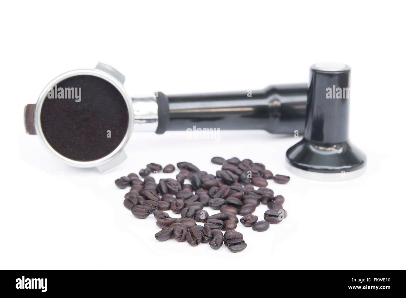 Kaffeebohnen und Kaffeekocher Ausrüstung isoliert auf weißem Hintergrund. Stockfoto
