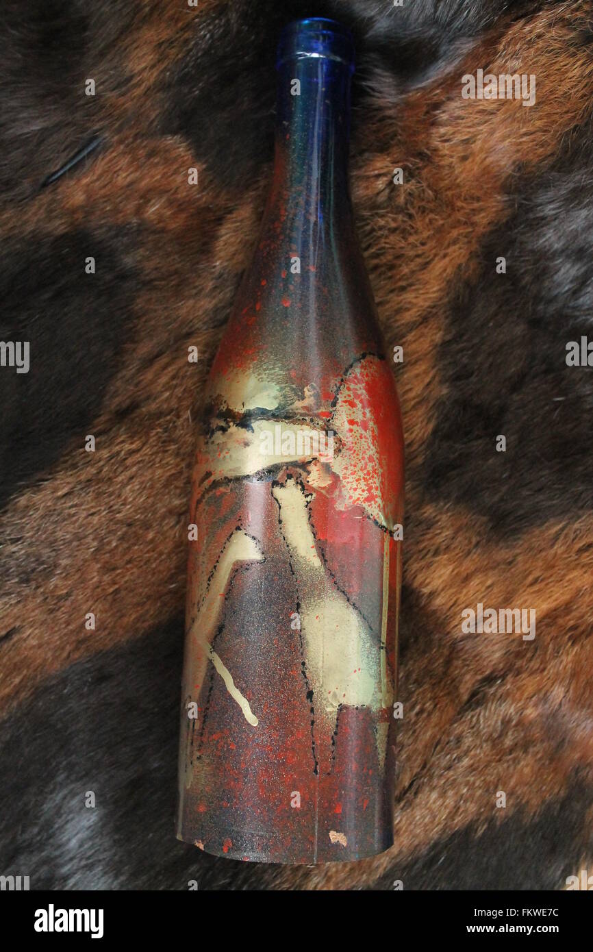 Flasche mit Bild der afrikanischen Savanne auf gemacht wie Lampenschirm lag auf Fell Stockfoto
