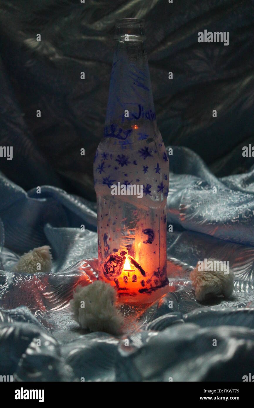 Glasflasche mit Print Winter Landes nachts wie Lampenschirm mit hell brennende Kerze verziert Stockfoto