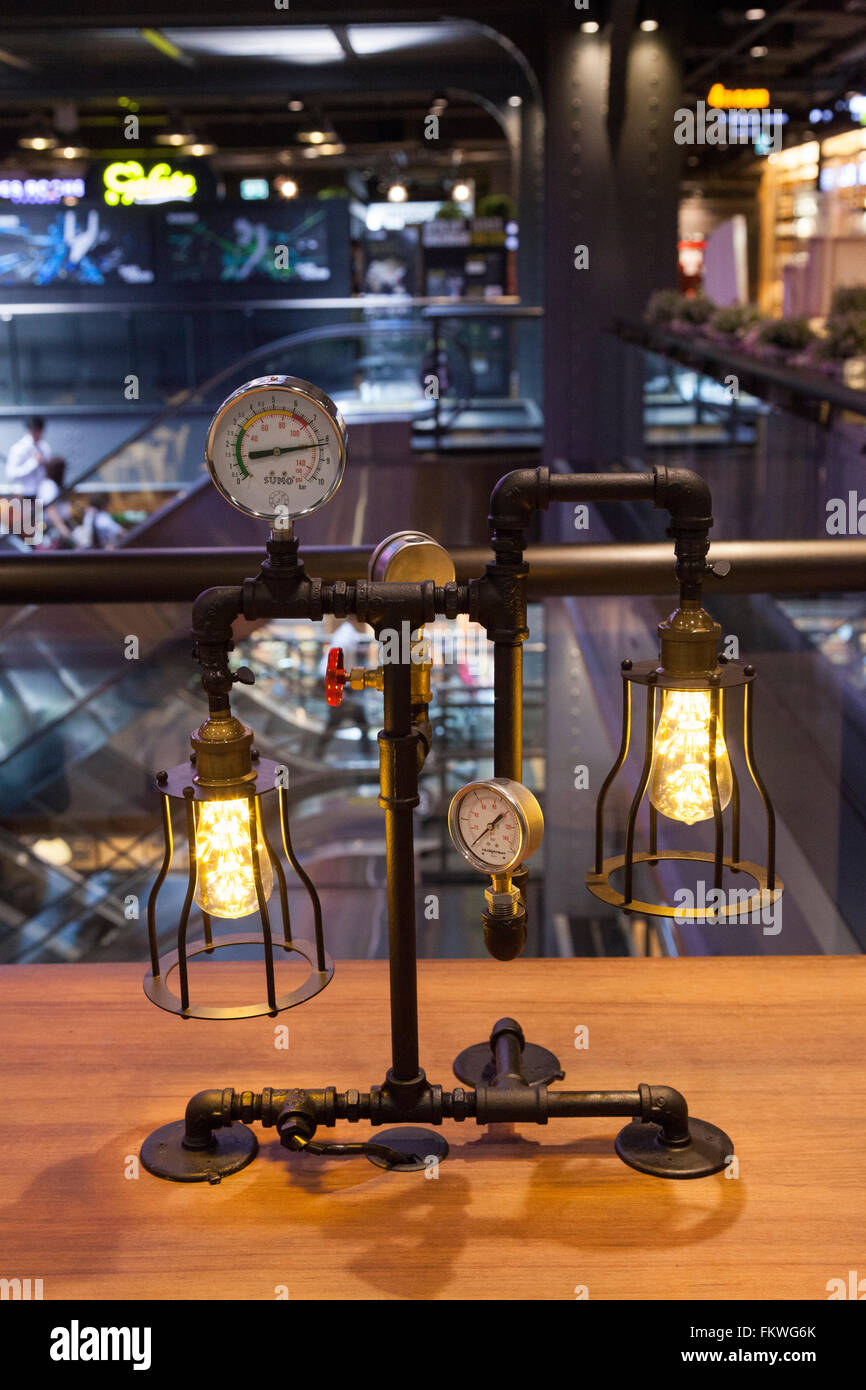 Eine sehr lustige Tischleuchte - mit zwei Glühbirnen, Messgeräte und  Schieber - auf einem Ständer aus schwarzen Metall Industrierohre, beugt  Stockfotografie - Alamy
