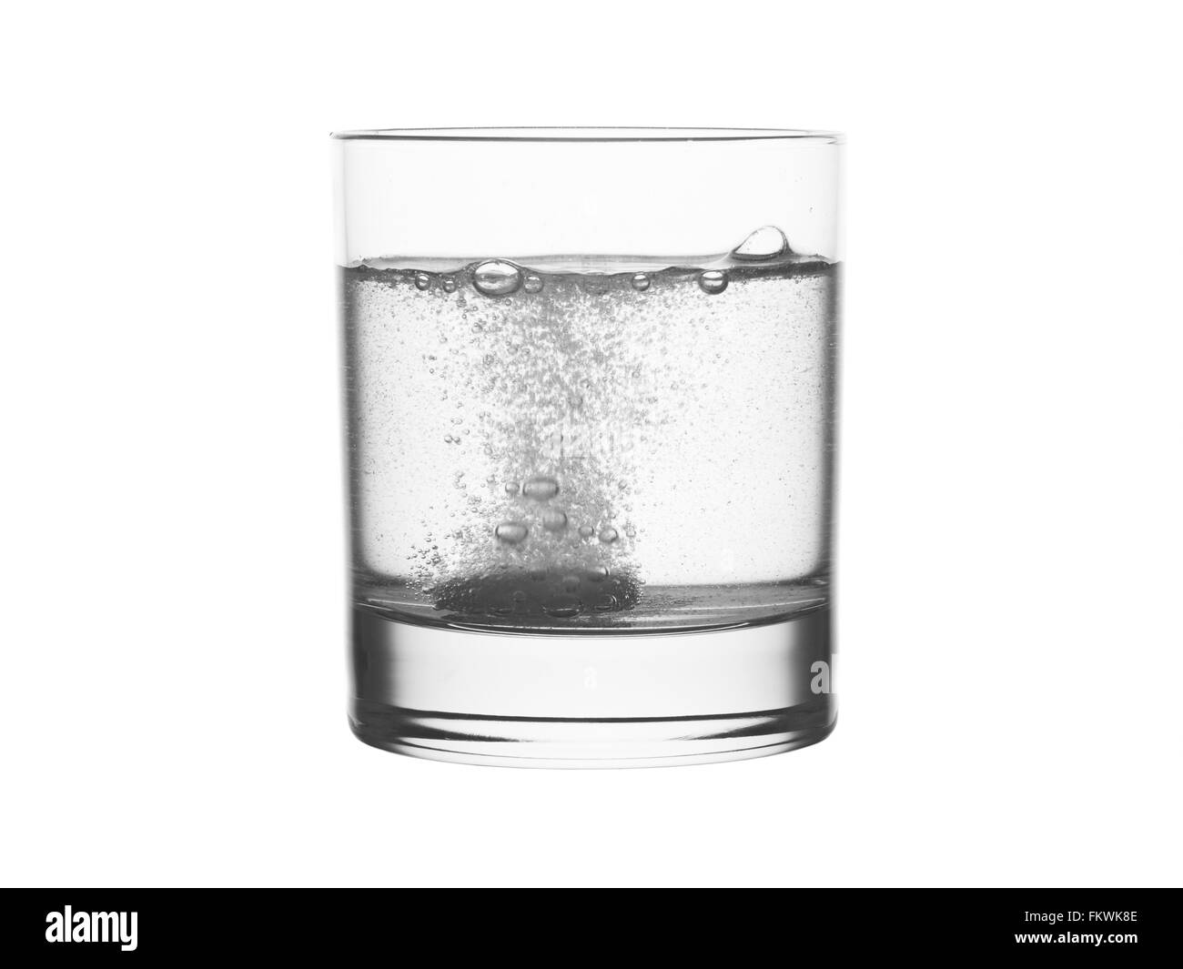 Glas Wasser mit Brausetablette isoliert auf weiss. Horizontale Stockfoto