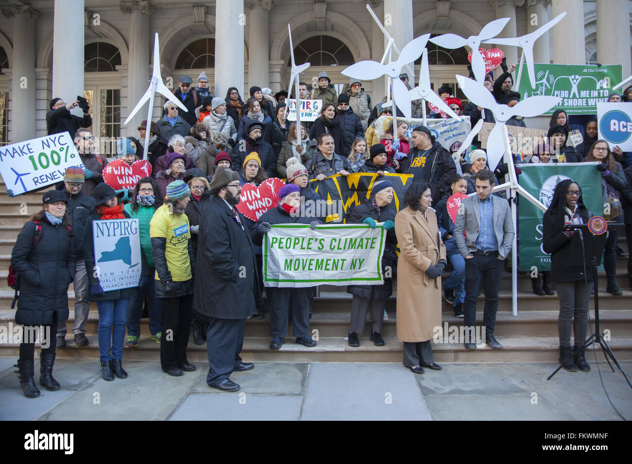 Pressekonferenz vor der New York City Hall, den Bürgermeister, dass New York CIty erinnern muss in erneuerbare Energie- and -Drop fossilen Brennstoffen voranzutreiben. Stockfoto
