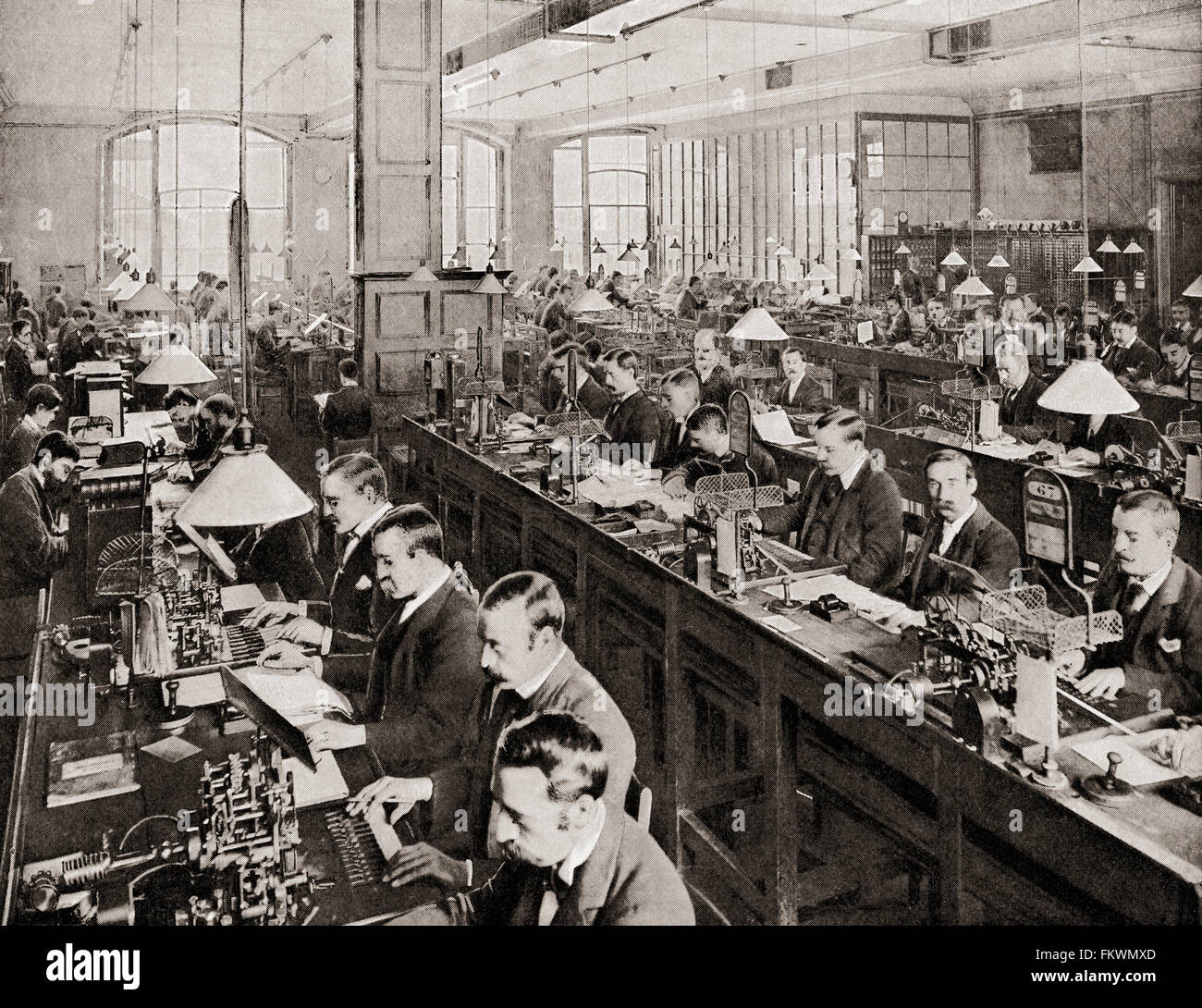 Männer bei der Arbeit, Nachrichten senden und empfangen Telegraph in das General Post Office Seekabel Zimmer im St Martins le Grand, London, England im späten 19. Jahrhundert. Stockfoto