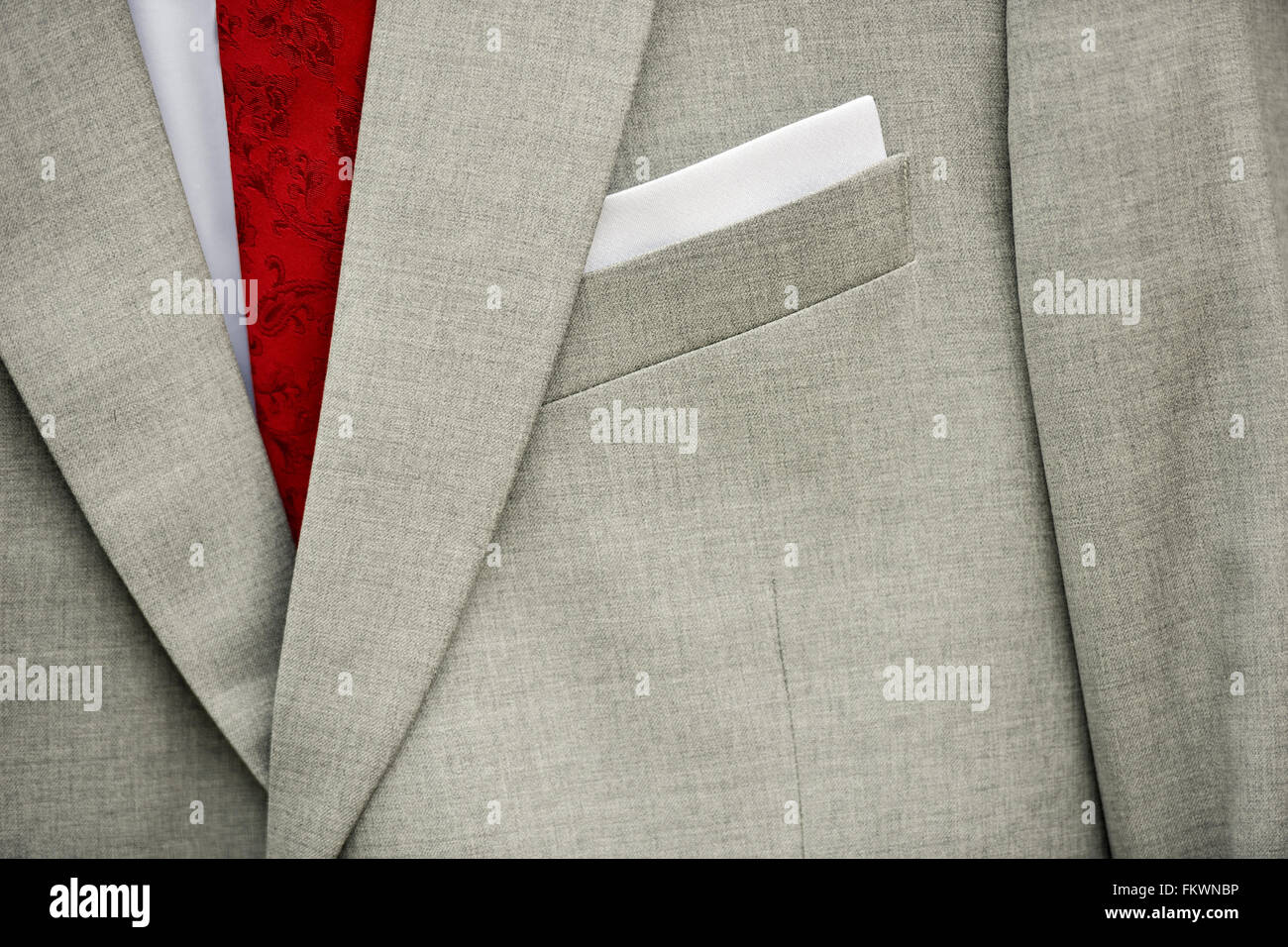 Bräutigam grauen Anzug mit roter Krawatte Stockfoto
