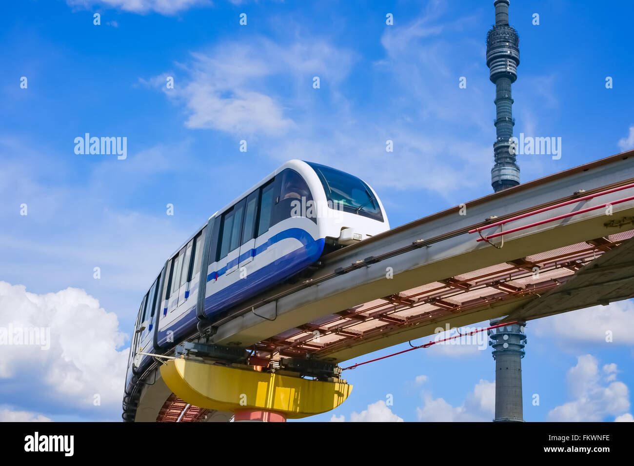 Stadtbild von Moskauer Fernsehturm Ostankino und Monorail Zug, Russland, Osteuropa Stockfoto