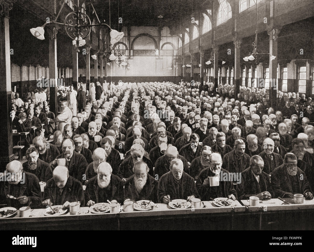 Abendessen für die Insassen von einem Arbeitshaus, London, England im späten 19. Jahrhundert. Arbeitshäuser waren Orte, wo diejenigen, die nicht für ihren Lebensunterhalt sorgen Unterkunft und Beschäftigung angeboten wurden. Stockfoto