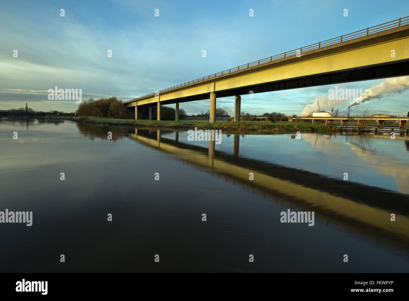 Die Brücke trägt die A46 Trunk Road in Newark spiegelt sich im Fluss Trent in Nottinghamshire Stockfoto