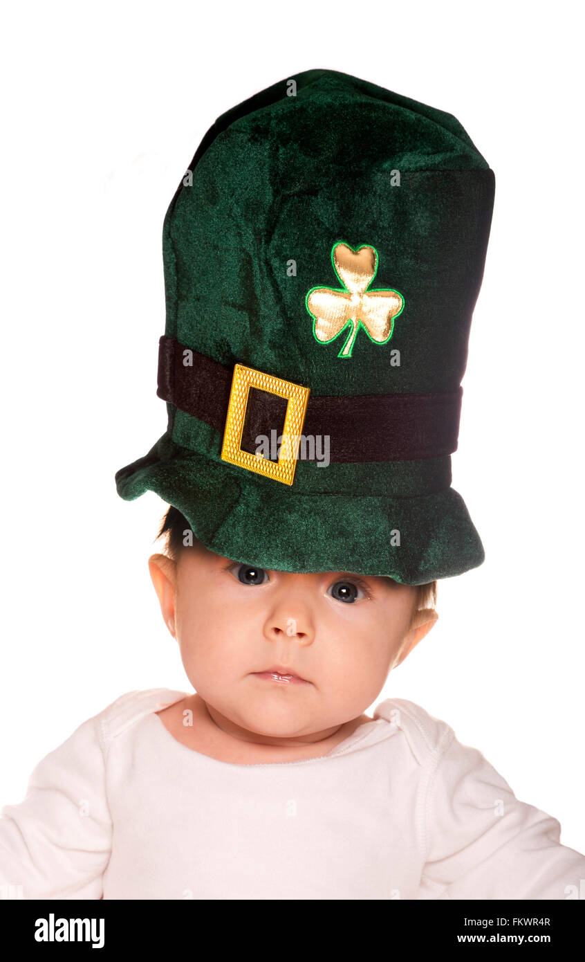 3 Monate altes Baby tragen St Patricks Tag Hut Stockfoto