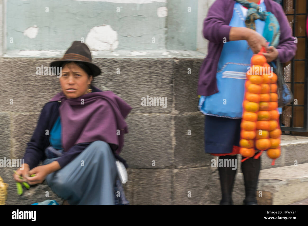 QUITO, ECUADOR, Oktober - 2015 - traditioneller weiblicher Straßenhändler im historischen Zentrum von Quito, Ecuador. Stockfoto