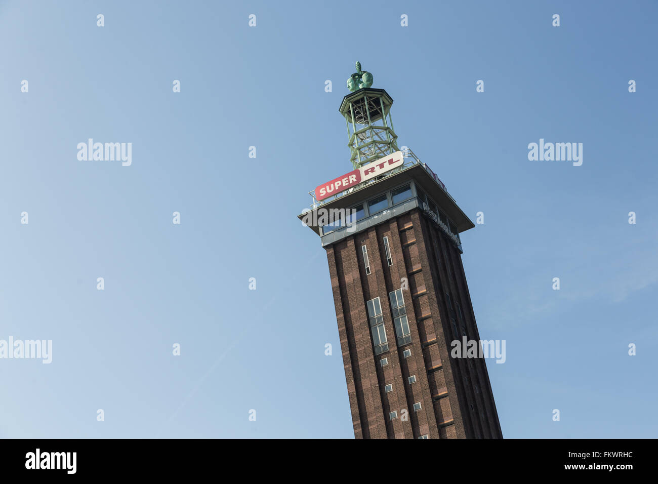 Köln, Deutschland. 10. März 2016. RTL Group, Jahrespressekonferenz, Köln, Deutschland, 10. März 2016: Messeturm Köln mit Super RTL-Logo. Bildnachweis: Jürgen Schwarz/Alamy Live-Nachrichten Stockfoto